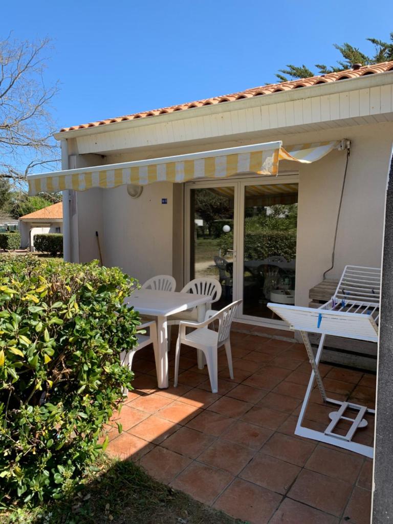 Maisonnette avec piscine intérieure chauffée, à 400 m de la plage et ménage de fin séjour compris H5