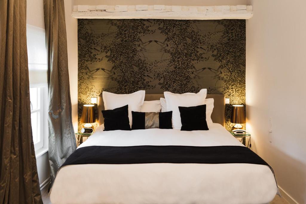 Clarance Hotel Lille - Tap to explore photos