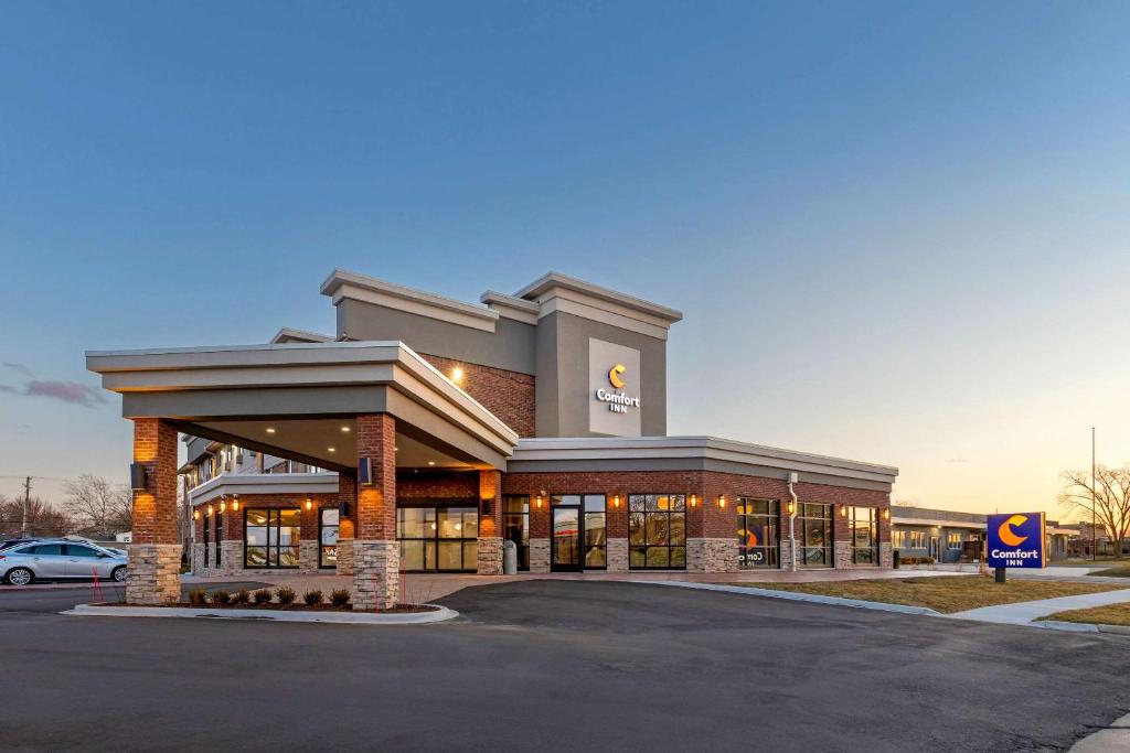 Comfort Inn Detroit - Troy image