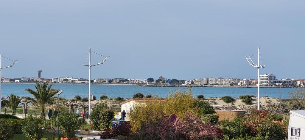 Le Catamaran 1France Renovated Studio cabin small sea view 100m beach photo 2