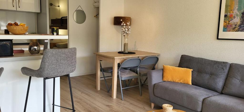 Le Catamaran 1France Renovated Studio cabin small sea view 100m beach