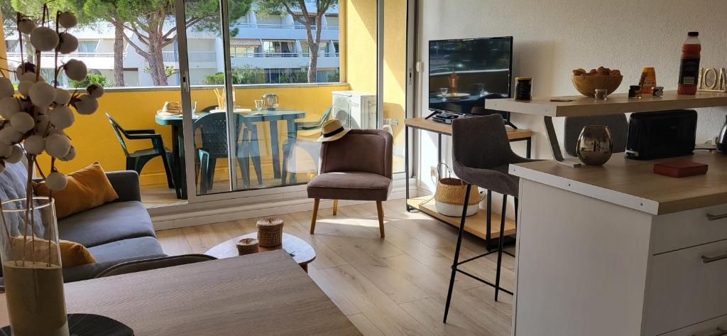 Le Catamaran 1France Renovated Studio cabin small sea view 100m beach photo 3