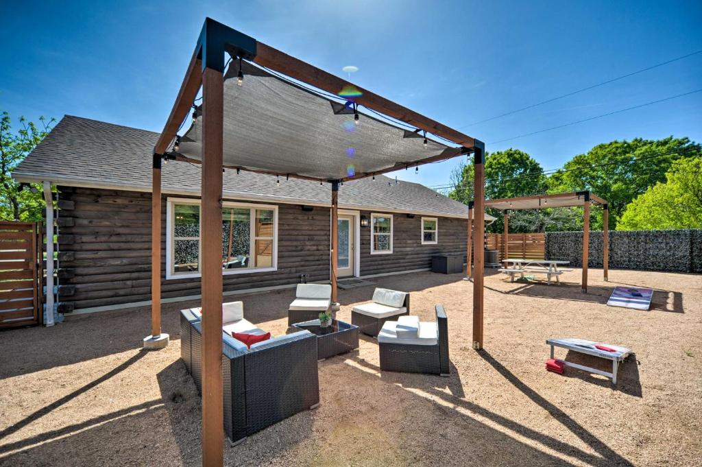 Gorgeous Cabin with Pergolas, Walk to River! photo 2