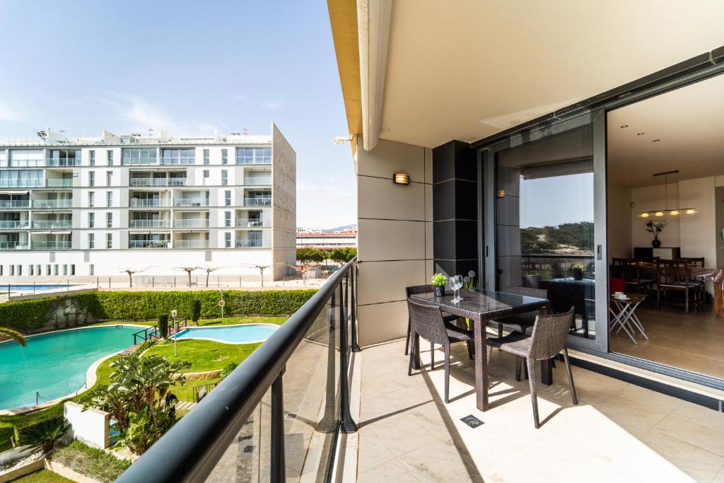Primera línea de mar con piscina, gimnasio y parking 2 hab y 2 baños photo 4