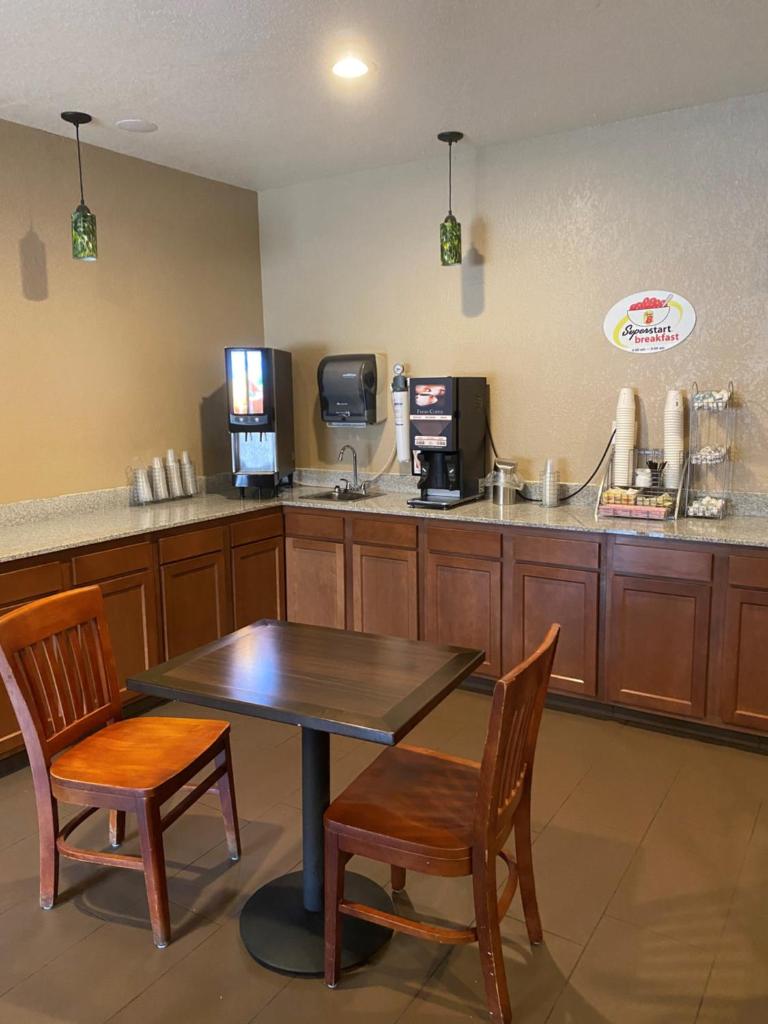 Super 8 by Wyndham Altoona photo 1