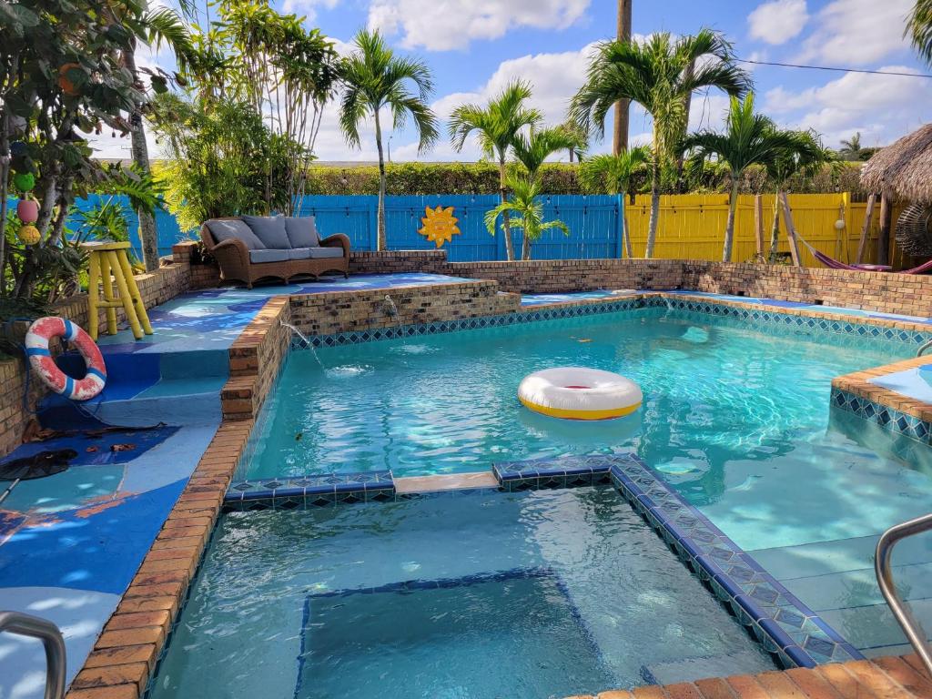 Susan and Ledif's Tropical Hideaway image