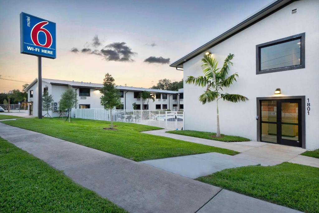 Motel 6 Fort Lauderdale, FL image