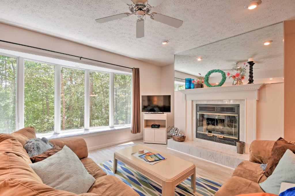 Condo on Lake Keowee with Resort Amenities and Pool! photo 2