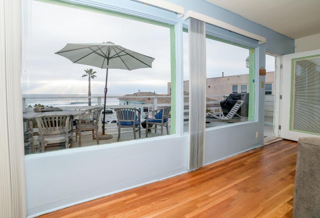 BEACHFRONT COTTAGE UPPER UNIT image