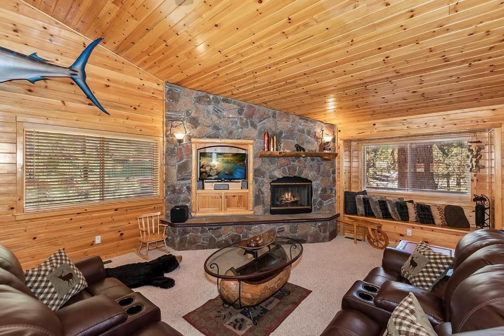 007 - The Log Cabin Getaway photo 4