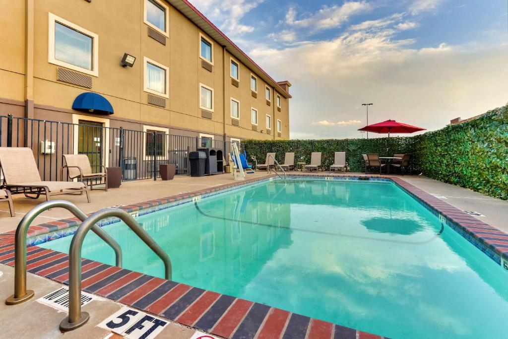 Best Western PLUS University Inn & Suites photo 1
