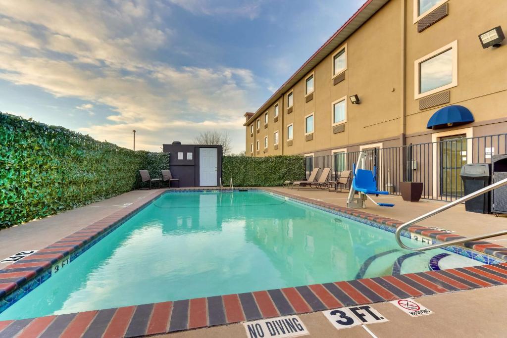 Best Western PLUS University Inn & Suites photo 2