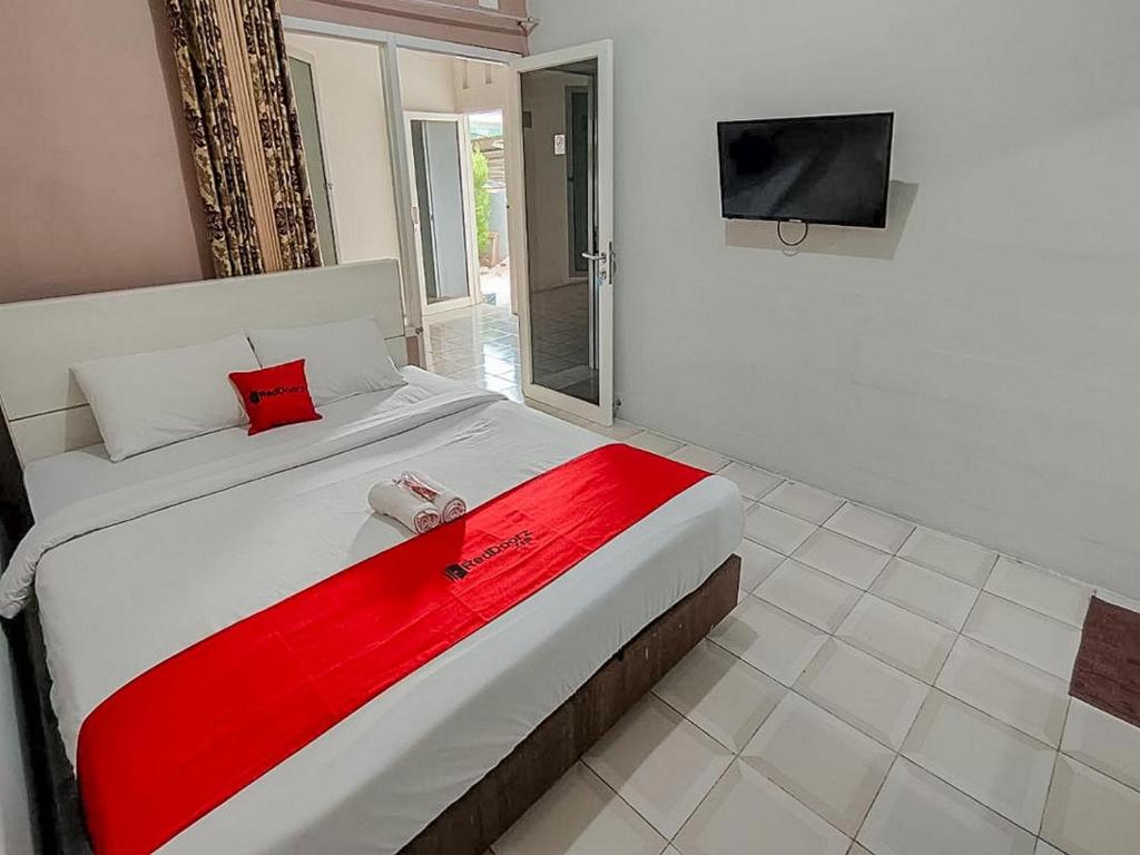 RedDoorz near Alun Alun Batu 2 Room Type - Standard Double Room