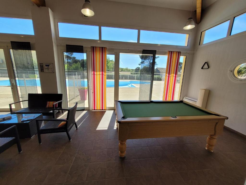 A 500 metres des plages et du port du brusc, Les terrasses des embiez avec piscine et spa
