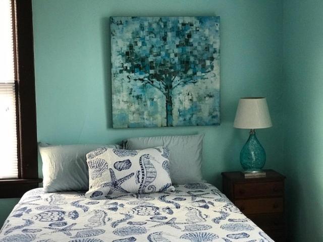 Old Time Beach Front Cottage - The Beach is your Backyard! Pet Friendly cottage photo 4