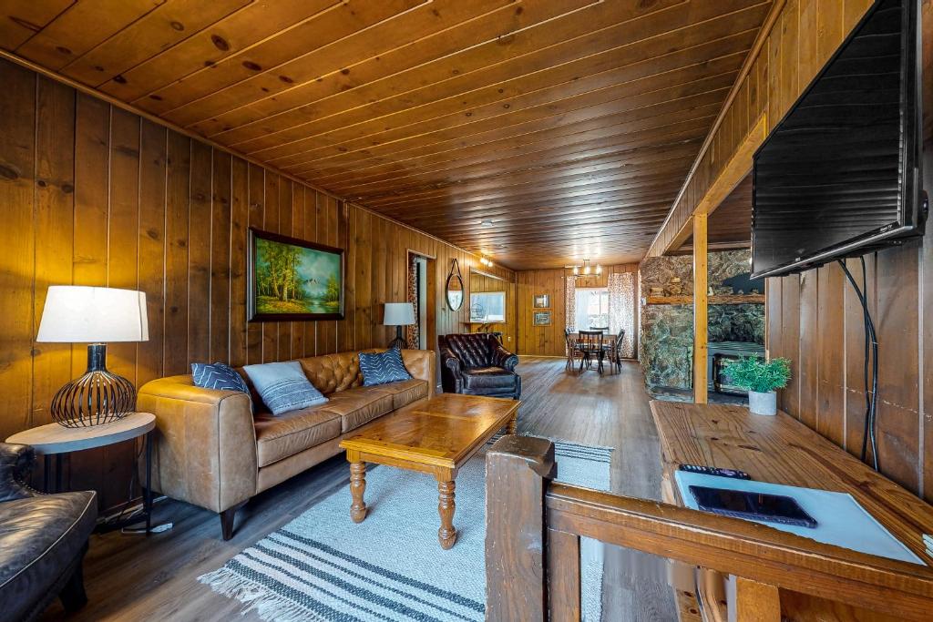 Rustic Cabin photo 2