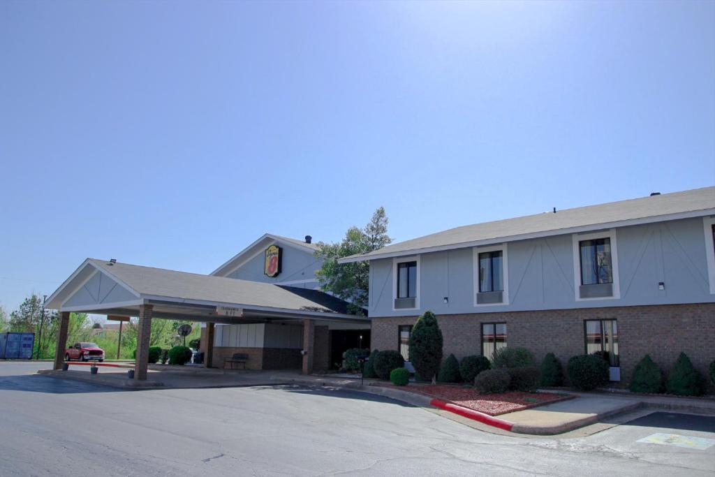 Super 8 by Wyndham Harrison AR image