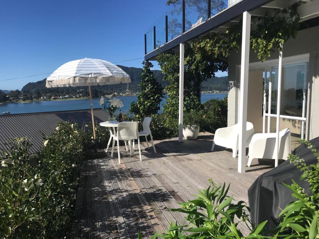 Serendipity Adorable Tairua Studio - Tap to explore photos