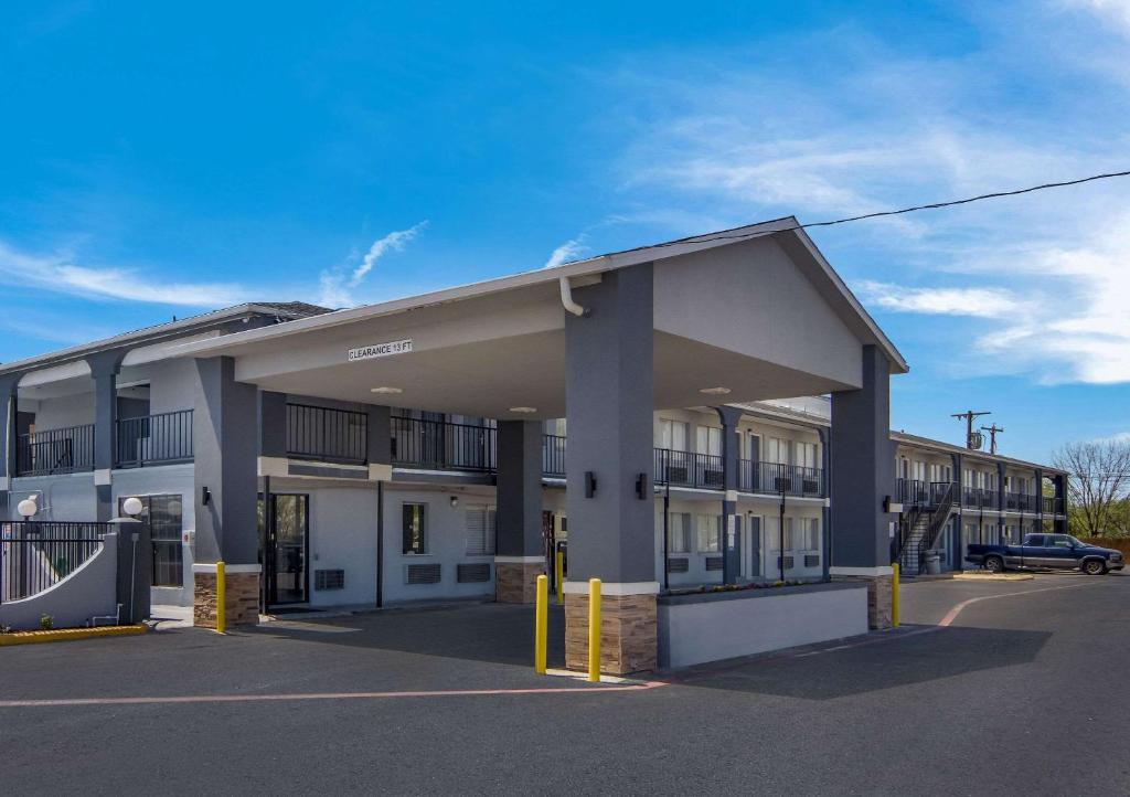 Econo Lodge Waco North I-35 image
