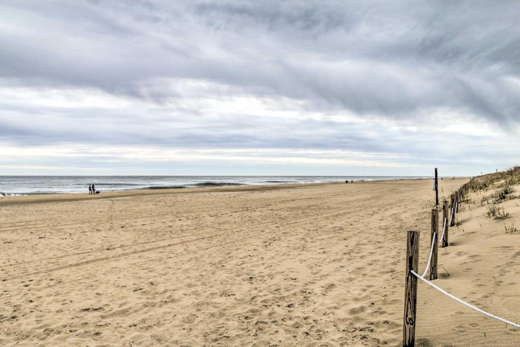 Bright Ocean City Condo about Walk to MD Beach! photo 2