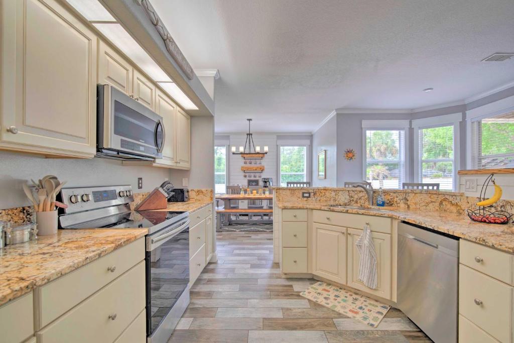 Airy Crystal River Retreat with Backyard Oasis! photo 2