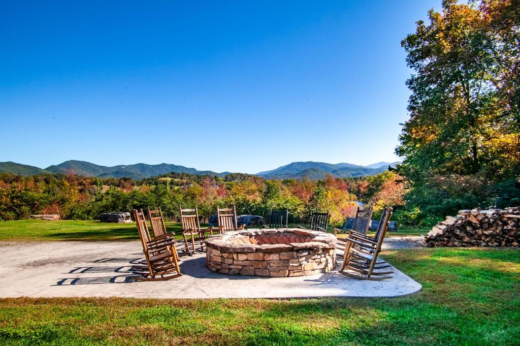 Elegant Cades Cove Condo with Community Pool photo 4