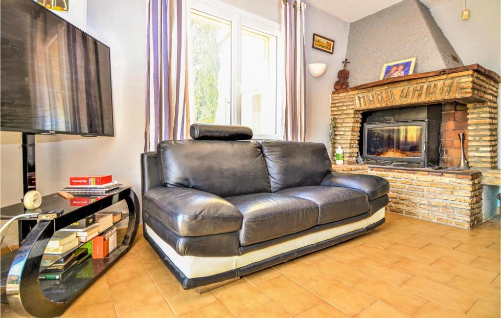 Awesome Home In Montignargues With Wifi, Private Swimming Pool And 4 Bedrooms photo 2