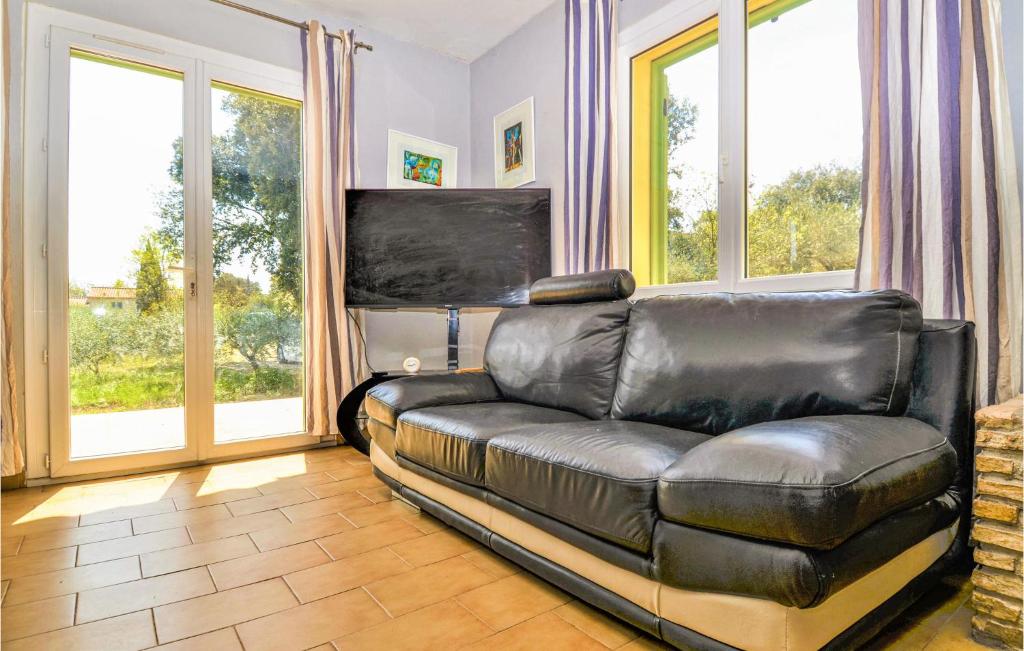 Awesome Home In Montignargues With Wifi, Private Swimming Pool And 4 Bedrooms photo 3