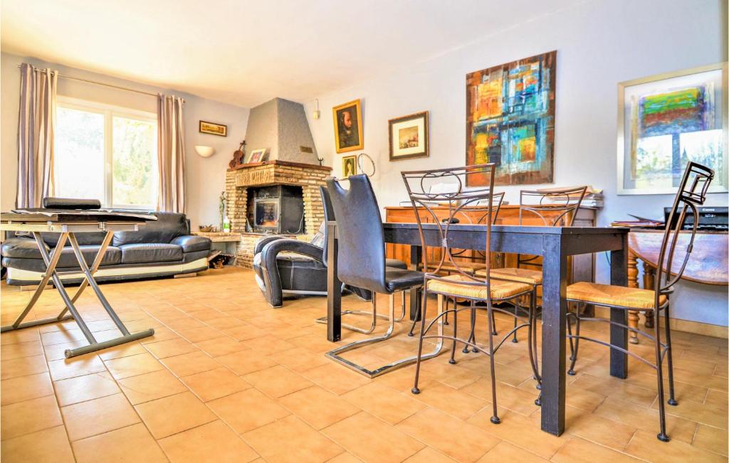 Awesome Home In Montignargues With Wifi, Private Swimming Pool And 4 Bedrooms photo 4