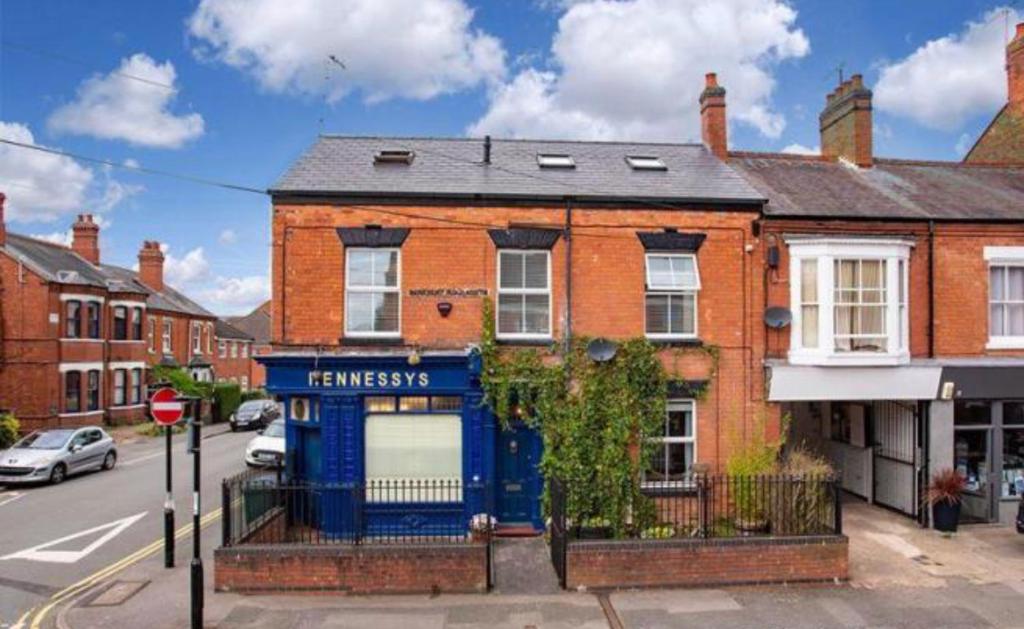Beautiful 5 bedroom house in great location.
