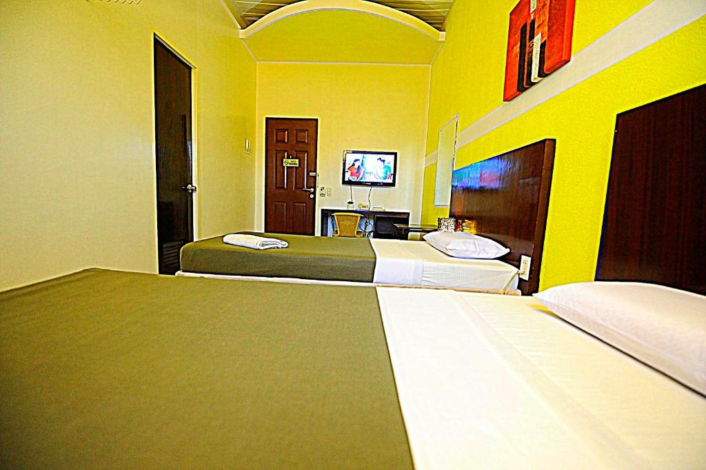 Двухместный (Двухместный номер с 2 отдельными кроватями), First Pacific Inn Davao