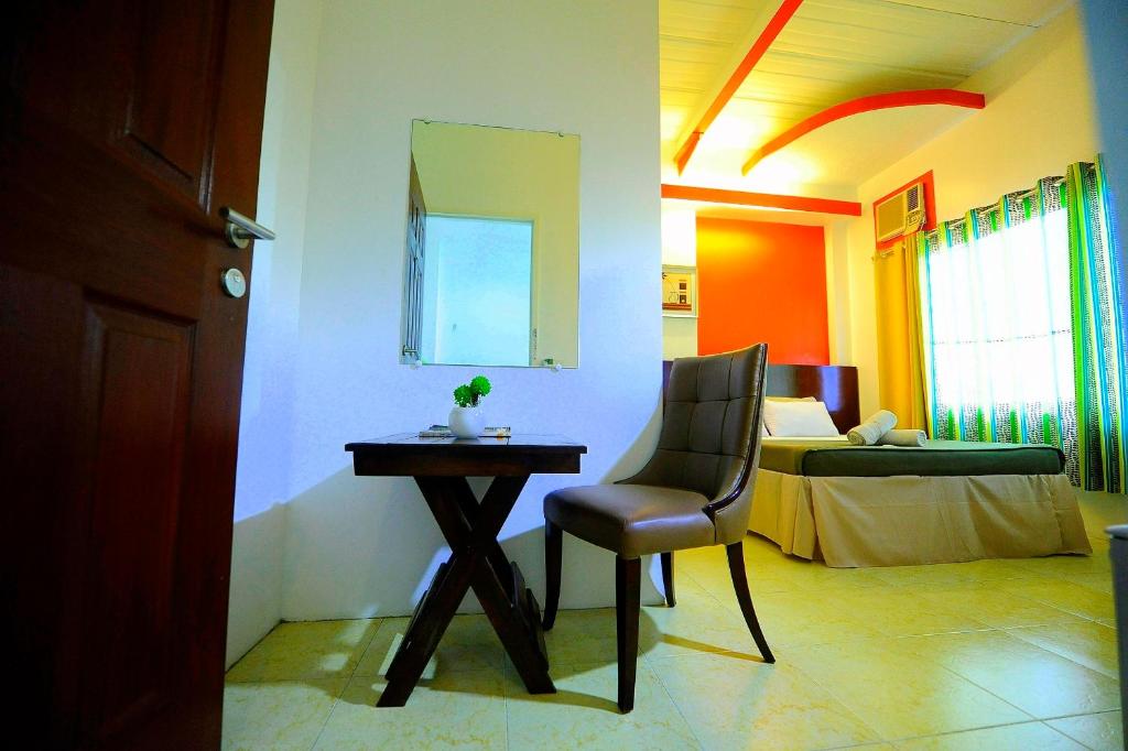 Двухместный (Номер Делюкс с кроватью размера «queen-size»), First Pacific Inn Davao