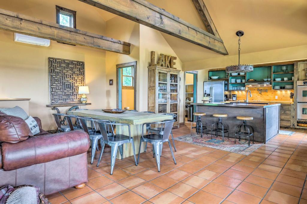 Spacious Canyon Lake Home on 3-Acre Property photo 1