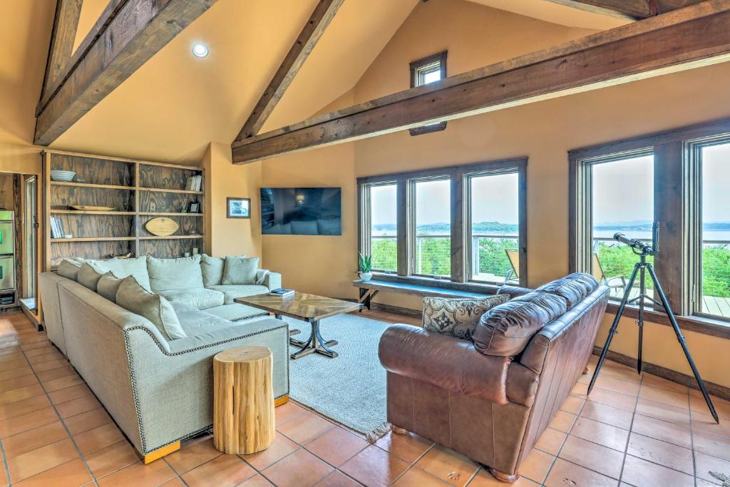 Spacious Canyon Lake Home on 3-Acre Property photo 3