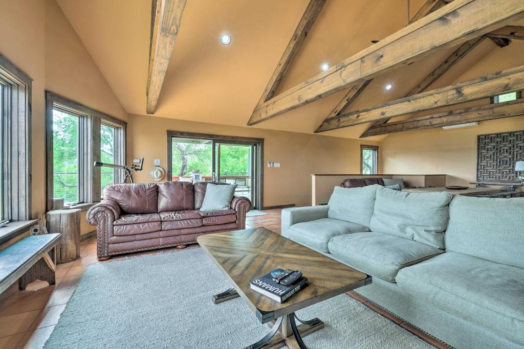 Spacious Canyon Lake Home on 3-Acre Property photo 4