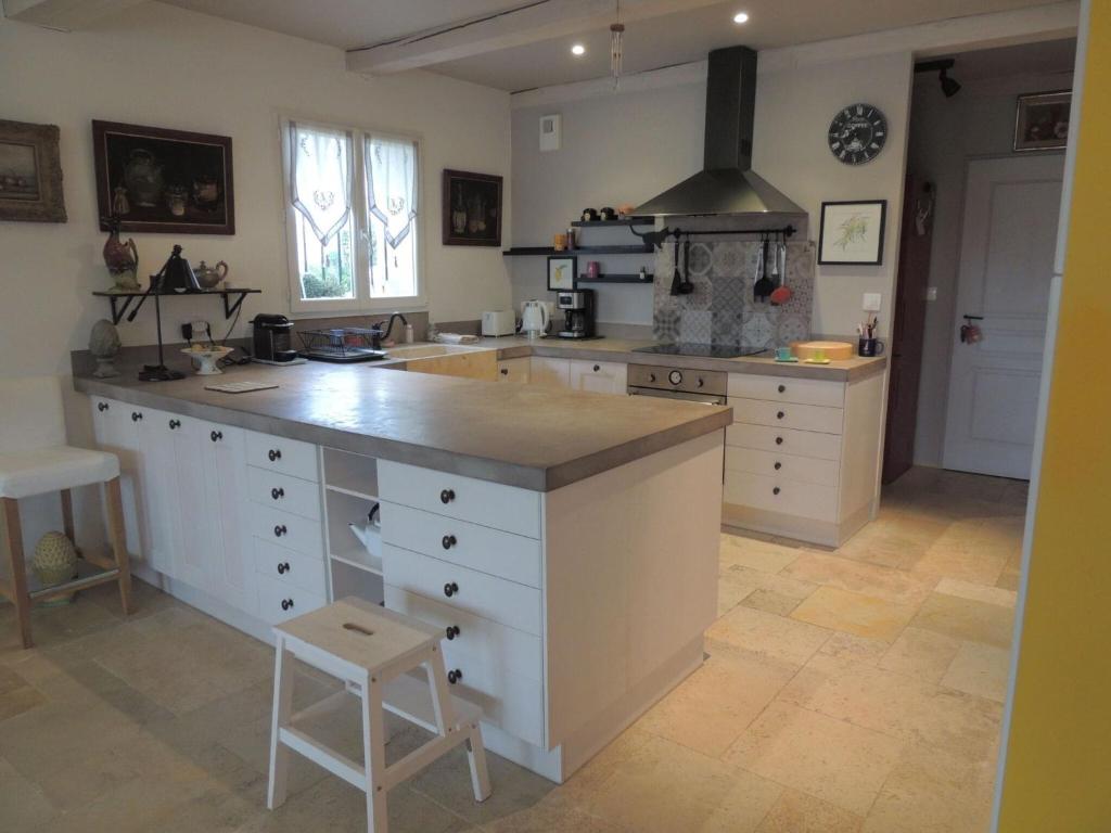 Scenic holiday home in Vaison-la-Romaine with garden photo 3