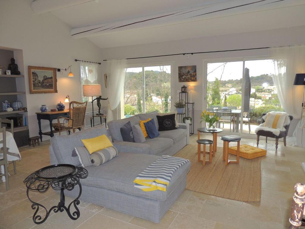 Scenic holiday home in Vaison-la-Romaine with garden photo 1