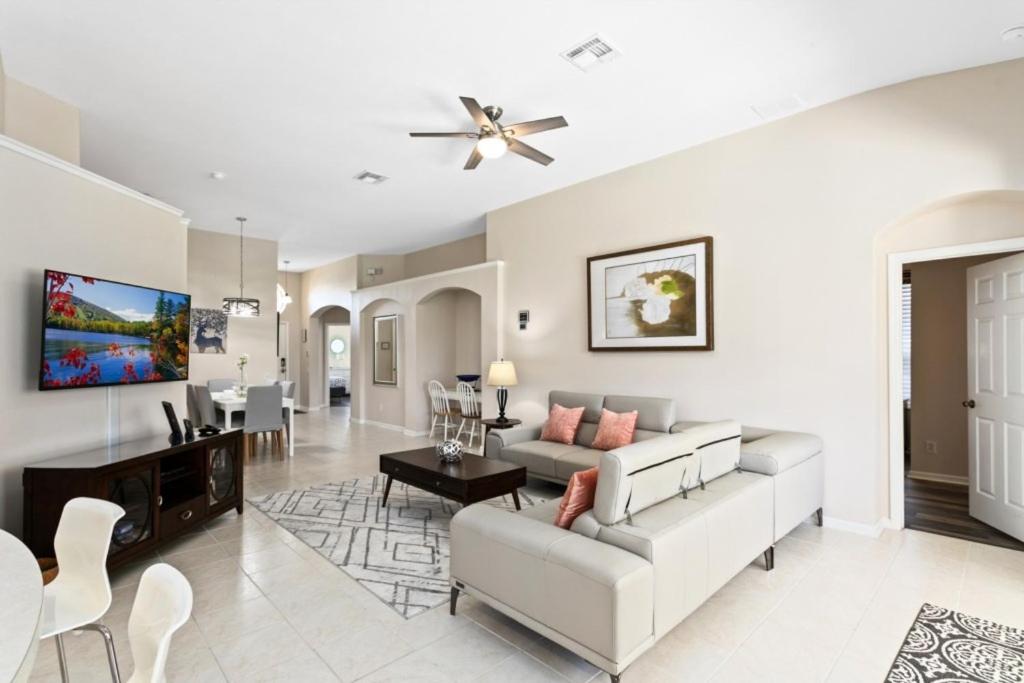 South Facing Pool 4 Bedroom 3 Bath Villa image