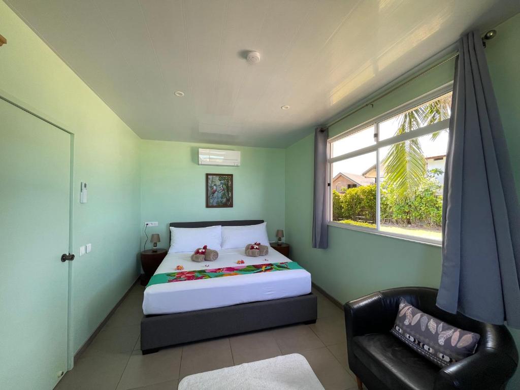 Matira Beach Bungalow Waterfront photo 1