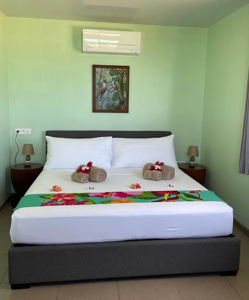 Matira Beach Bungalow Waterfront photo 2