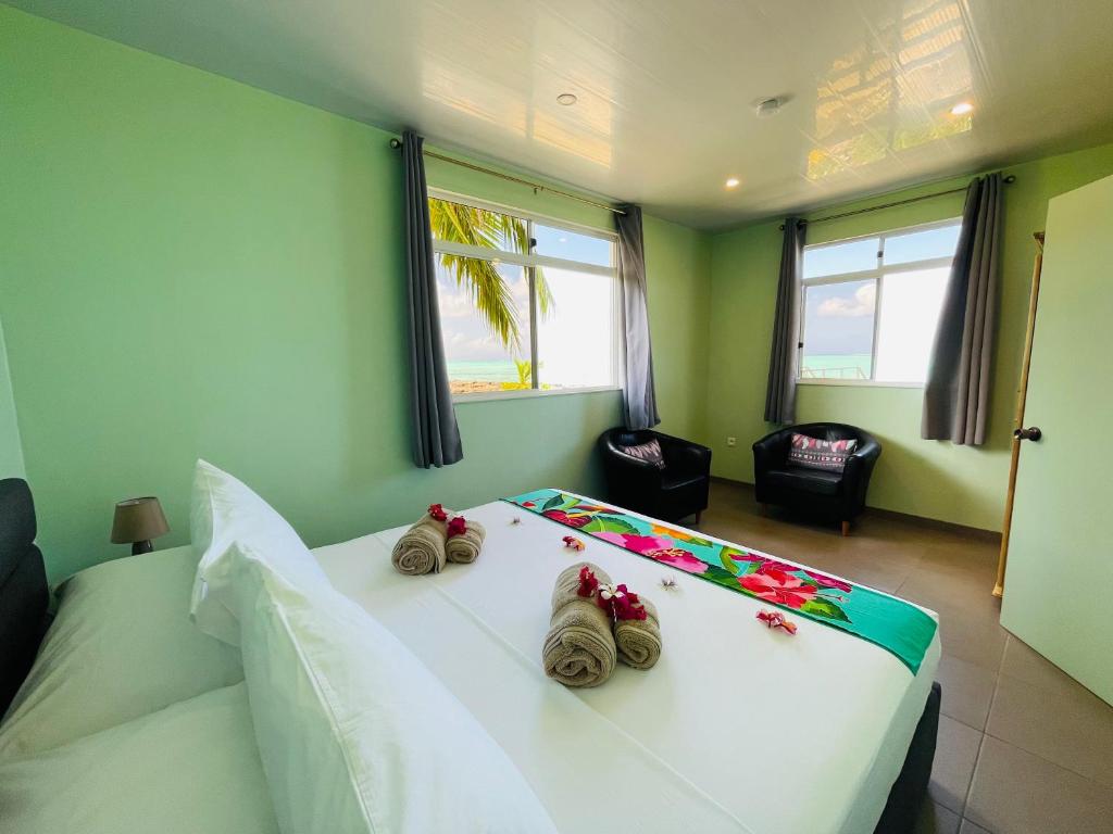 Matira Beach Bungalow Waterfront photo 3