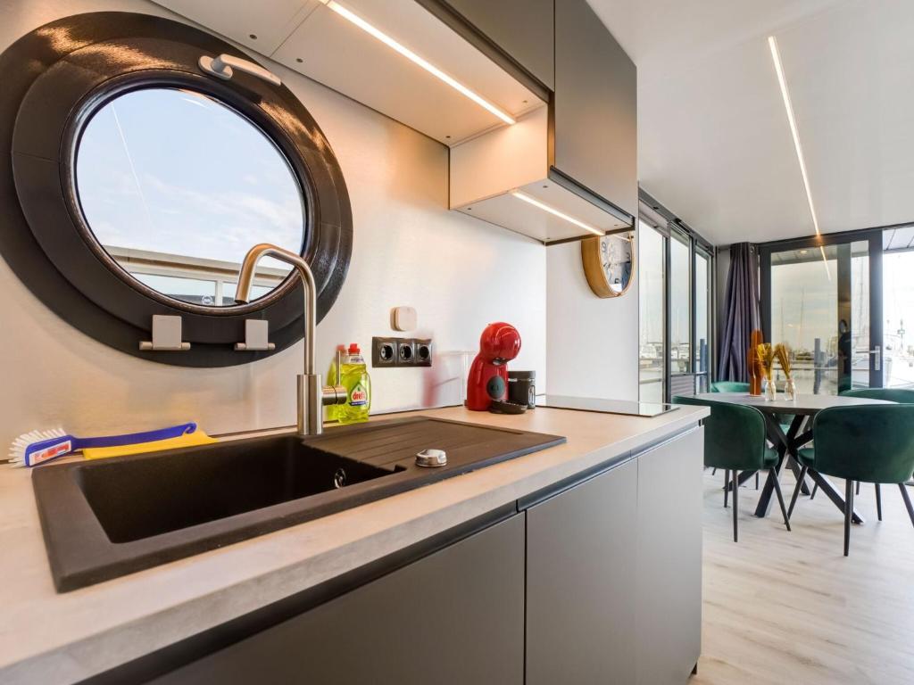 Beautiful houseboat in Marina of Volendam with shared pool photo 3