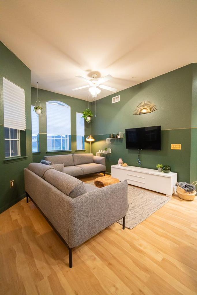Revived Condo with Pool and 20 minutes from parks photo 1