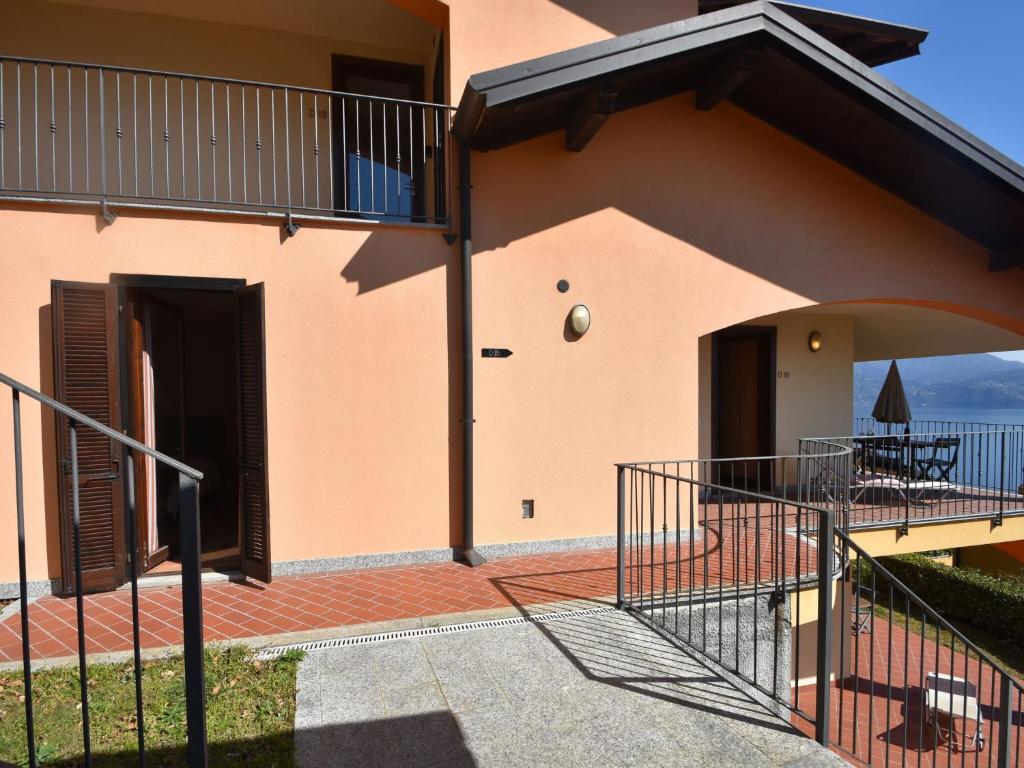 Lakeview apartment in Oggebbio with swimming pool photo 2