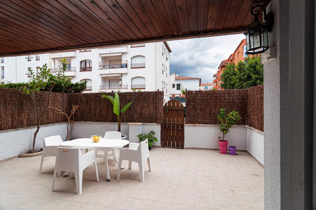 Near beaches large private patio, aircon & community pool photo 3