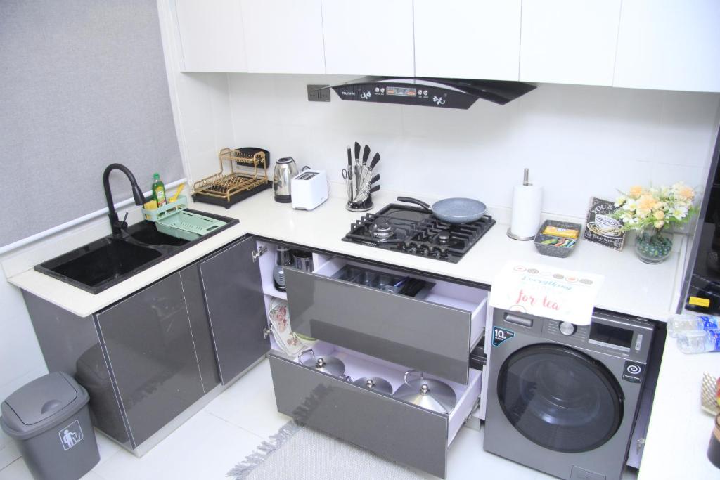 Cosy 2-Bedroom Apartment With Superfast Wifi and 24x7 Security and Electricity photo 2