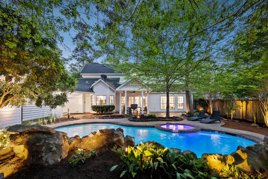 Unique Mid century modern in The Woodlands image