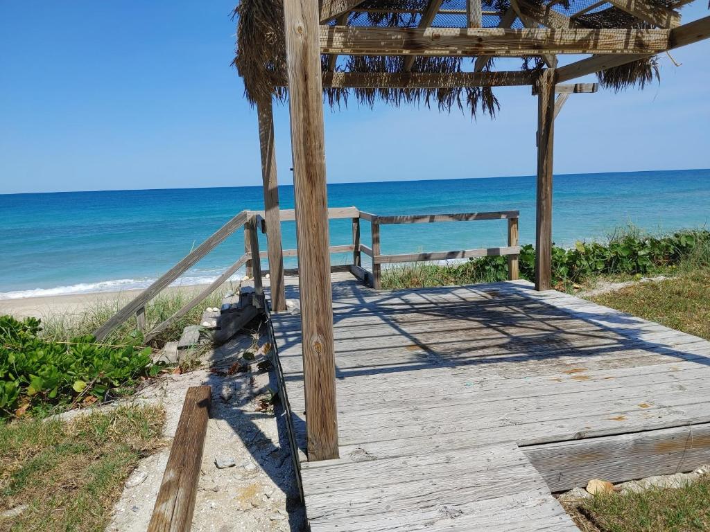 Melbourne Beach Florida Townhouse ocean front 1.2 acre property image