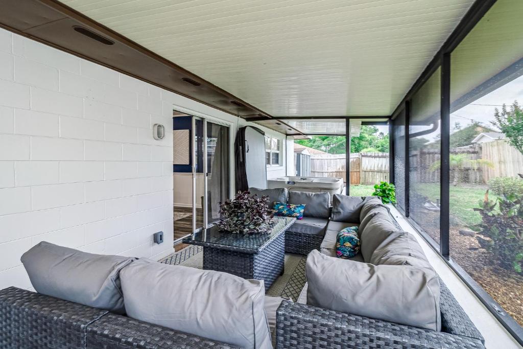 Modern style 3Bedroom home with hot tub less than 5 Mins from Legoland photo 3