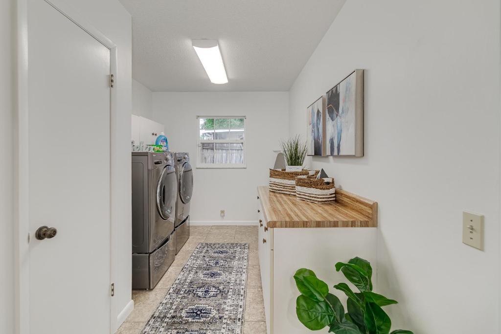 Modern style 3Bedroom home with hot tub less than 5 Mins from Legoland photo 4